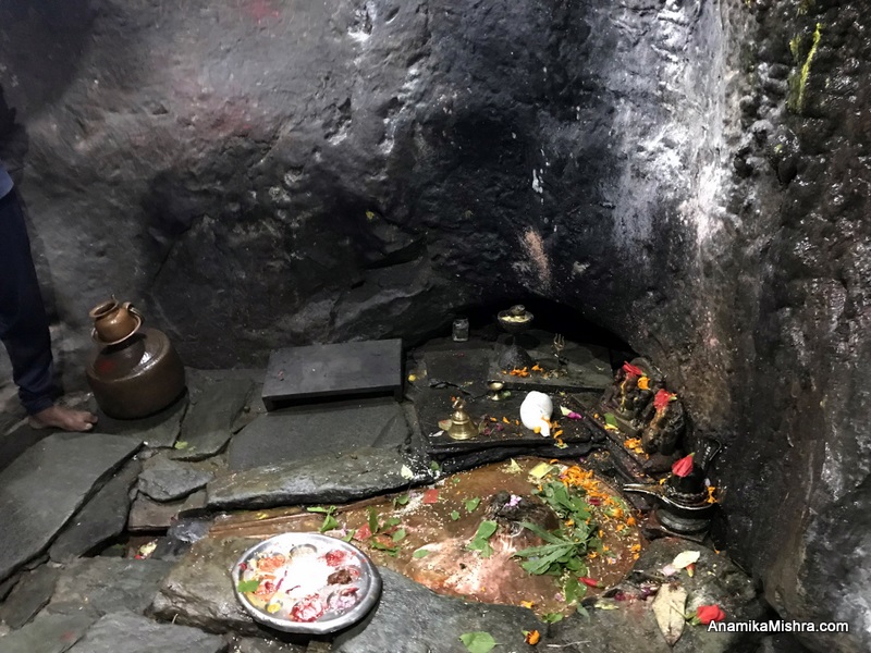 Inside Ancient Temple Of Patal Bhuvaneshwar -India's Most Mysterious Cave Temple