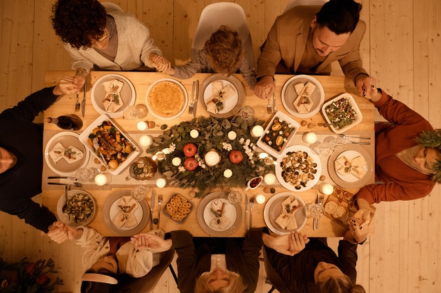 How to Host a Traditional Christmas Dinner