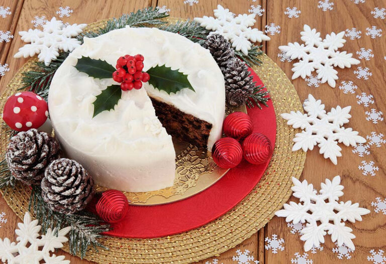 Easy Christmas Cake Decoration Idea