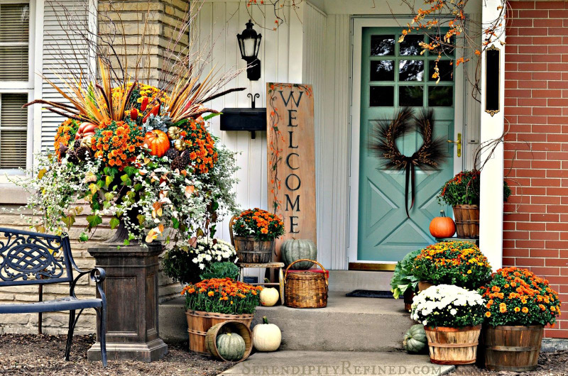 Pretty Outdoor Fall Decorating Idea