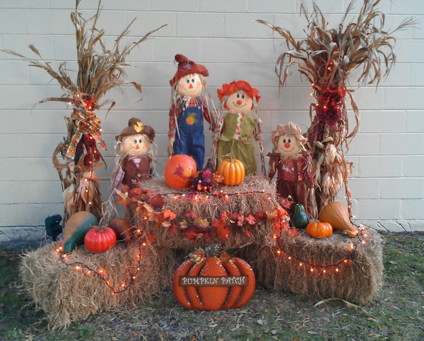 Pretty Outdoor Fall Decorating Idea