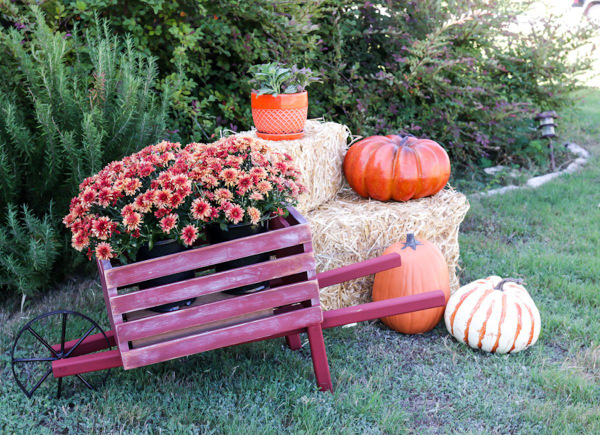 Pretty Outdoor Fall Decorating Idea