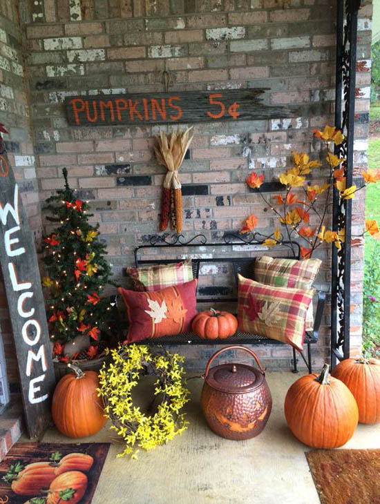 Pretty Outdoor Fall Decorating Idea