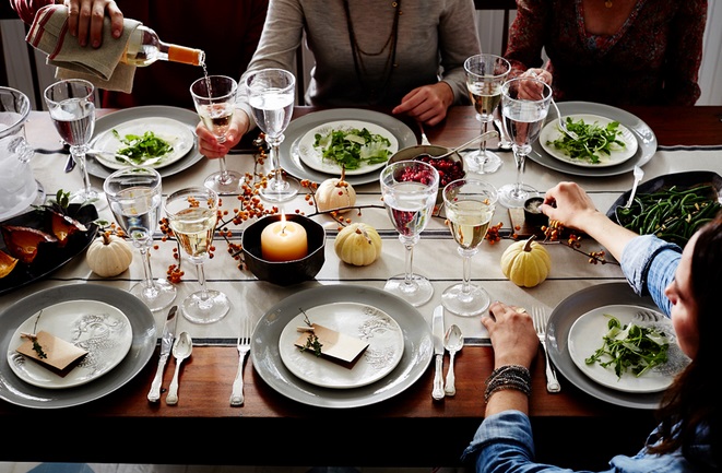 11 Things People With Good Table Manners Never Do While Dining