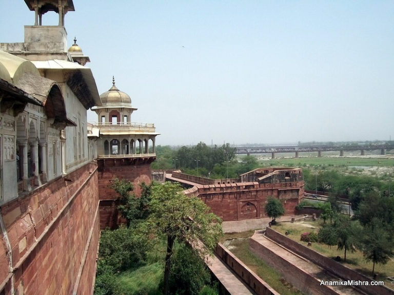 agra fort & taj mahal